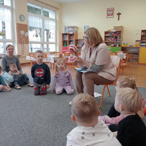 dzieci podczas spotkania z Panią pielęgniarką