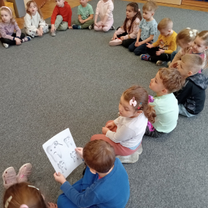 dzieci oglądające ilustracje przedstawiające dbanie o zęby