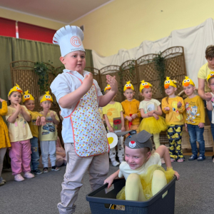 dzieci podczas występu