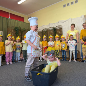 dzieci podczas występu