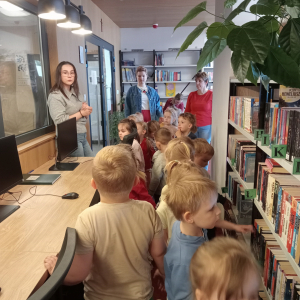 dzieci podczas zajęć w bibliotece
