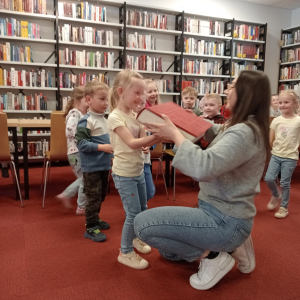 dzieci podczas zajęć w bibliotece
