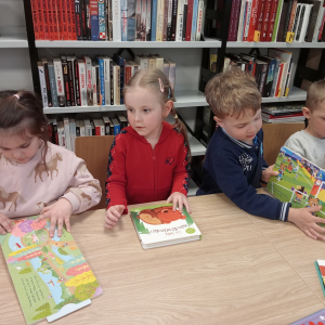 dzieci podczas zajęć w bibliotece