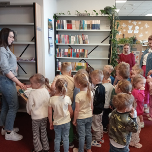 dzieci podczas zajęć w bibliotece