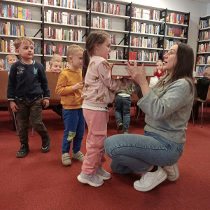 dzieci podczas zajęć w bibliotece