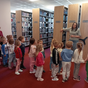 dzieci podczas zajęć w bibliotece