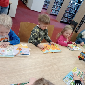 dzieci podczas zajęć w bibliotece