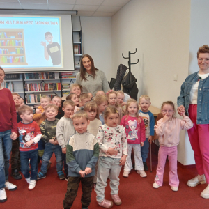 dzieci podczas zajęć w bibliotece