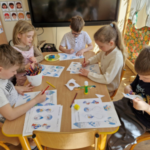 Dzieci w czasie wykonywania zadań w kartach pracy: Do czego potrzebna jest woda? Jak oszczędzasz wodę?