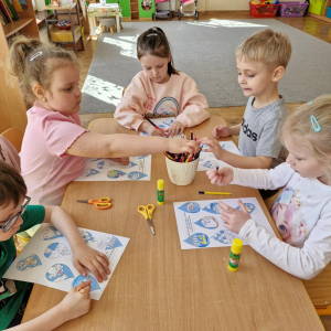Dzieci w czasie wykonywania zadań w kartach pracy: Do czego potrzebna jest woda? Jak oszczędzasz wodę?