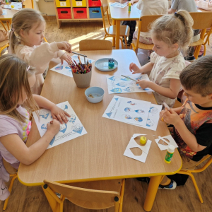 Dzieci w czasie wykonywania zadań w kartach pracy: Do czego potrzebna jest woda? Jak oszczędzasz wodę?