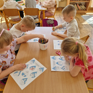Dzieci w czasie wykonywania zadań w kartach pracy: Do czego potrzebna jest woda? Jak oszczędzasz wodę?