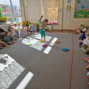 Chłopiec przechodzi przez "strumyk" po "kamieniach" - dyskach sensorycznych