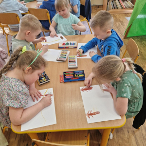 Dzieci w czasie zajęć plastycznych - rysują kredkami na temat "Wielkie porządki w lesie" 