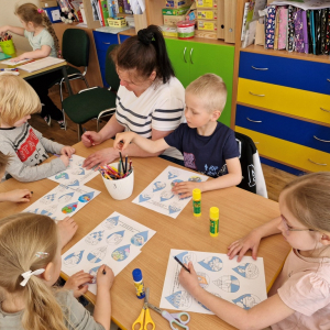 Dzieci w czasie wykonywania zadań w kartach pracy: Do czego potrzebna jest woda? Jak oszczędzasz wodę?