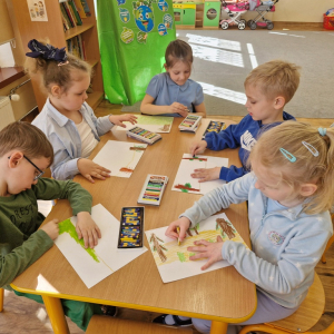 Dzieci w czasie zajęć plastycznych - rysują kredkami na temat "Wielkie porządki w lesie" 