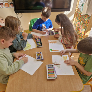 Dzieci w czasie zajęć plastycznych - rysują kredkami na temat "Wielkie porządki w lesie" 