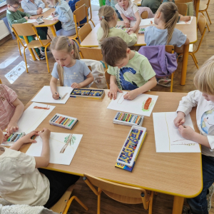 Dzieci w czasie zajęć plastycznych - rysują kredkami na temat "Wielkie porządki w lesie" 