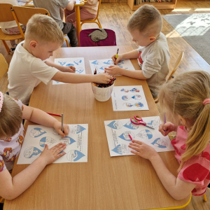 Dzieci w czasie wykonywania zadań w kartach pracy: Do czego potrzebna jest woda? Jak oszczędzasz wodę?