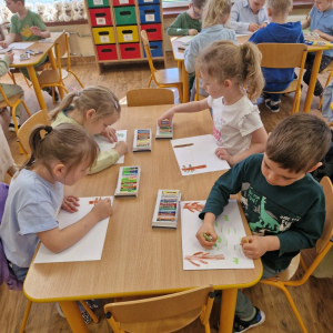 Dzieci w czasie zajęć plastycznych - rysują kredkami na temat "Wielkie porządki w lesie" 