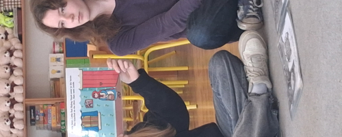 Goście  czytają bajkę