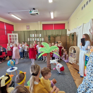 Chłopiec w roli Koziołka Matołka  sadzi palmy na Saharze