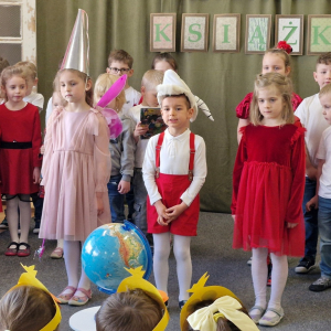 Chłopiec w roli Koziołka Matołka w czasie występu
