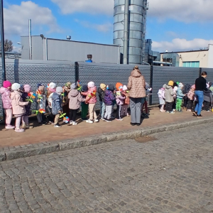 Dzieci z paniami podczas przemarszu