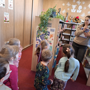 Pani oprowadza dzieci po bibliotece