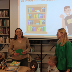 Dzieci wraz z panią dziękują pani bibliotekarce