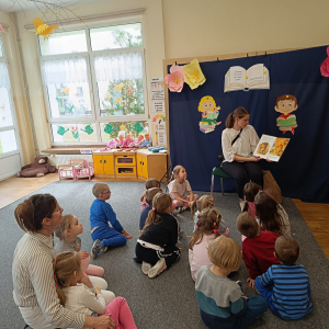 dzieci słuchają opowiadania