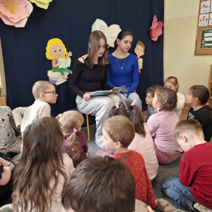 Wolontariuszki czytają dzieciom