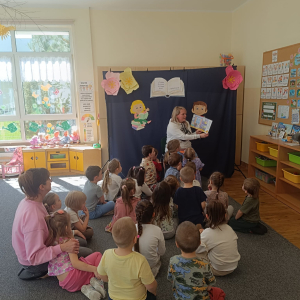 Dzieci słuchają opowiadań o Peppie