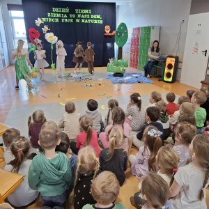 Dzieci oglądają przedstawienie