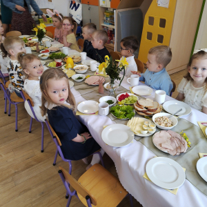 Dzieci podczas śniadanka wielkanocnego