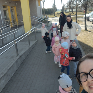 Dzieci podczas spaceru w poszukiwaniu wielkanocnych koszyczków