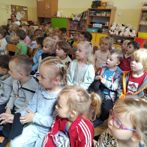 Dzieci z grupy Jeżyki, 0Słoneczka i Krasnoludki podczas przedstawienia z okazji dnia dobrych uczynków