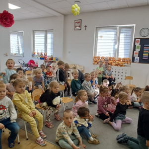 Dzieci oglądające występy na przeglądzie zaśpiewajmy wiośnie
