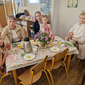     Słodki poczęstunek przygotowany przez mamy umilił wspólne świętowanie.