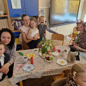    Słodki poczęstunek przygotowany przez mamy umilił wspólne świętowanie.