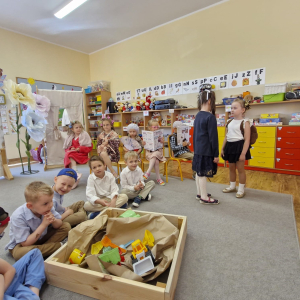     Dzieci z ogromnym zaangażowaniem zaprezentowały swoje role, wywołując uśmiechy na twarzach publiczności.