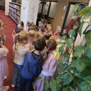 Dzieci w bibliotece 