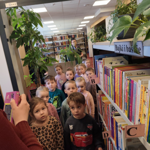 Dzieci w bibliotece. 