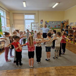 Dzieci ilustrują ruchem treść piosenki Święto wszystkich dzieci