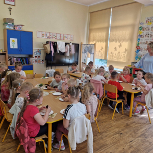 Dzieci spożywaja czekoladowe babeczki