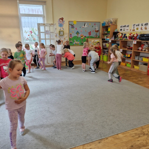 Dzieci bawią się przy piosence "Jawor, jawor"