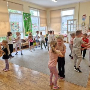 Dzieci w czasie zabawy ze śpiewem "Dwóm tańczyć się zachciało"