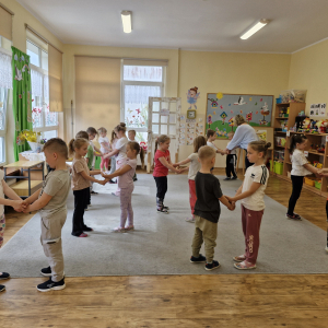 Dzieci w czasie zabawy "Nie chcę Cię znać"