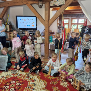 Dzieci tuż po występie - grze na ludowych instrumentach muzycznych