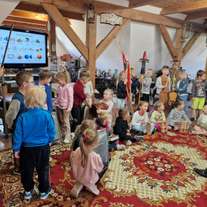 Dzieci tuż przed grą na kaszubskich instrumentach muzycznych